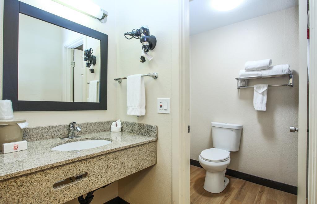 Red Roof Inn Portland Bagian luar foto