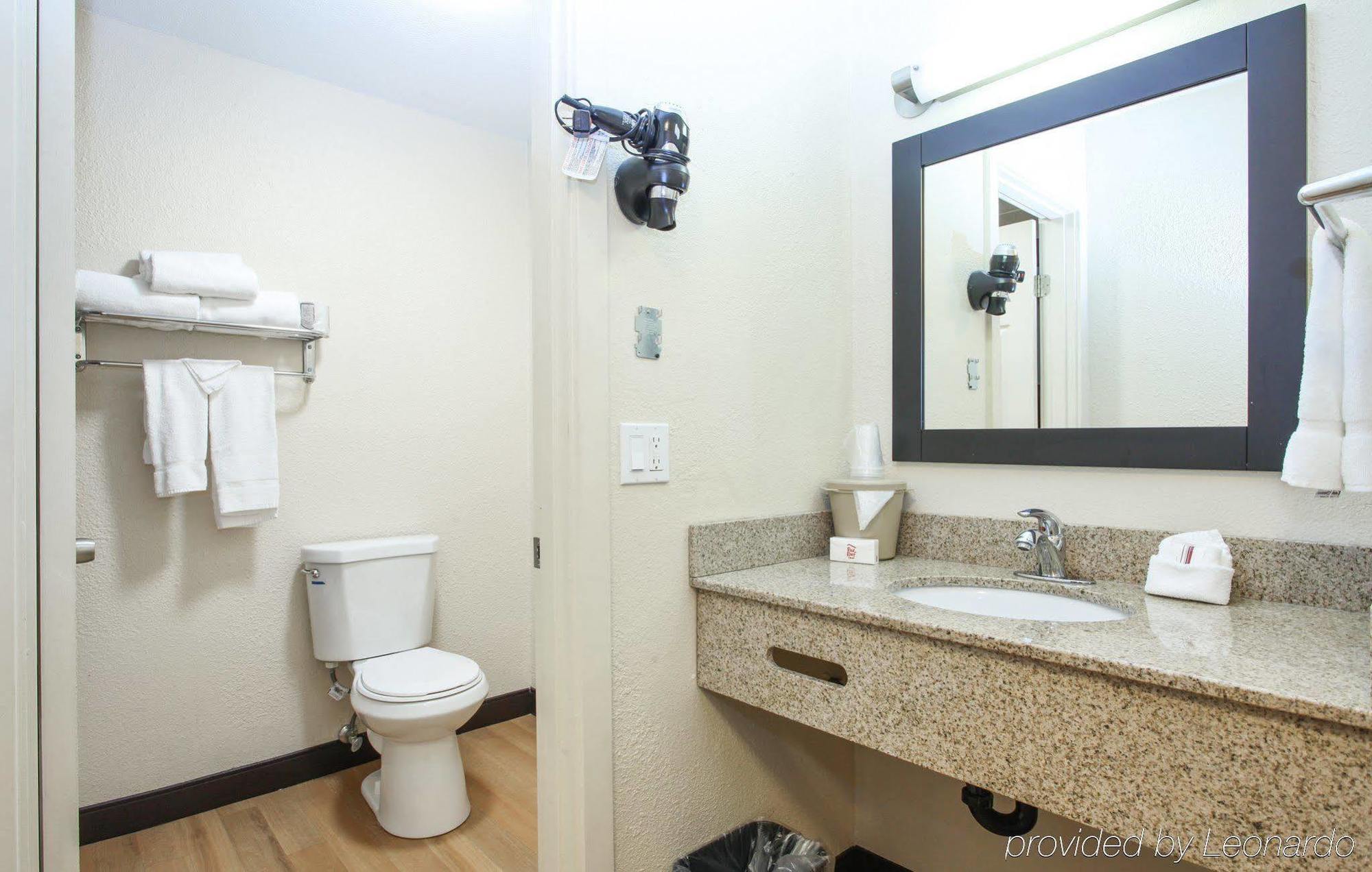 Red Roof Inn Portland Bagian luar foto
