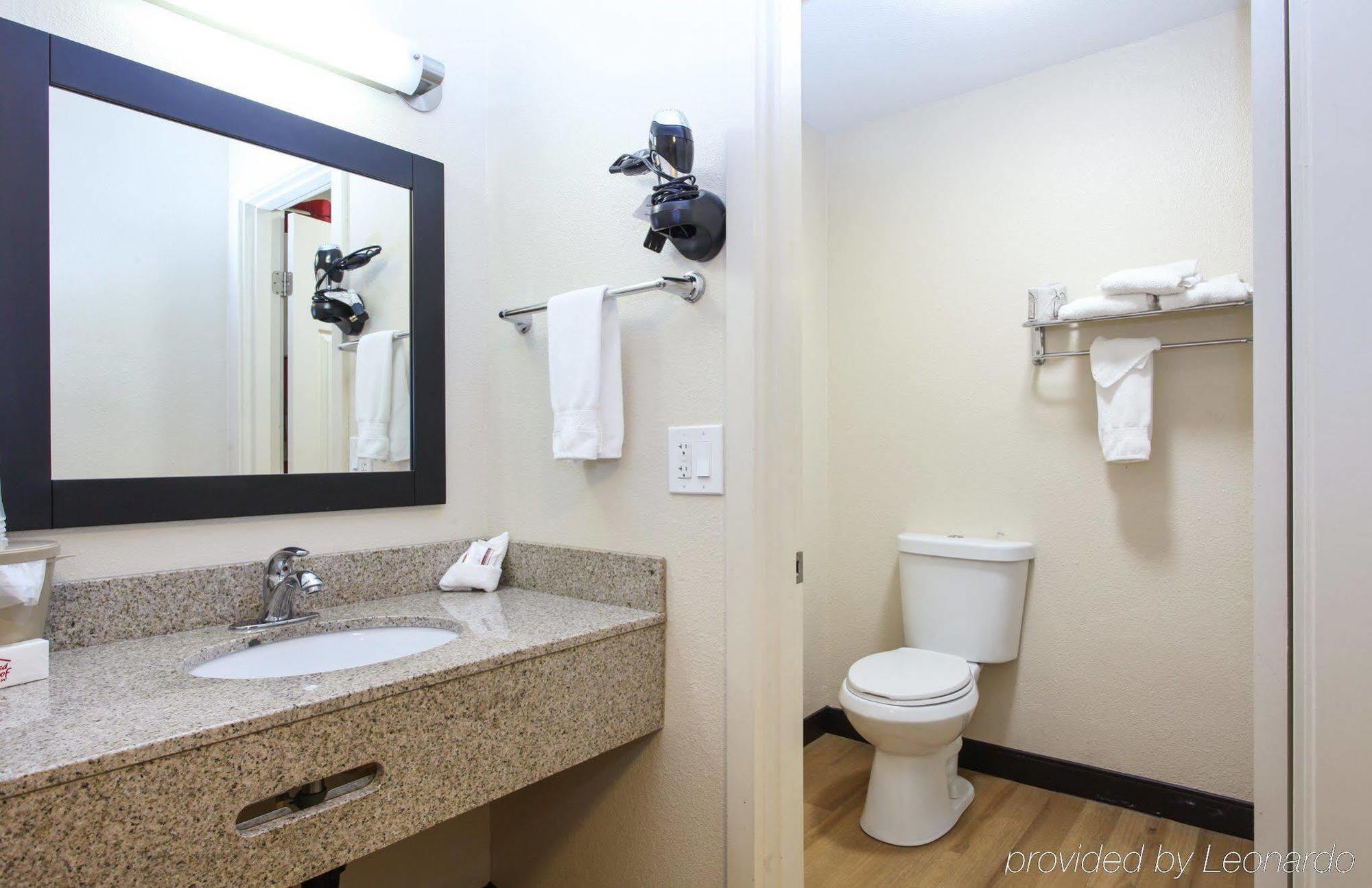 Red Roof Inn Portland Bagian luar foto