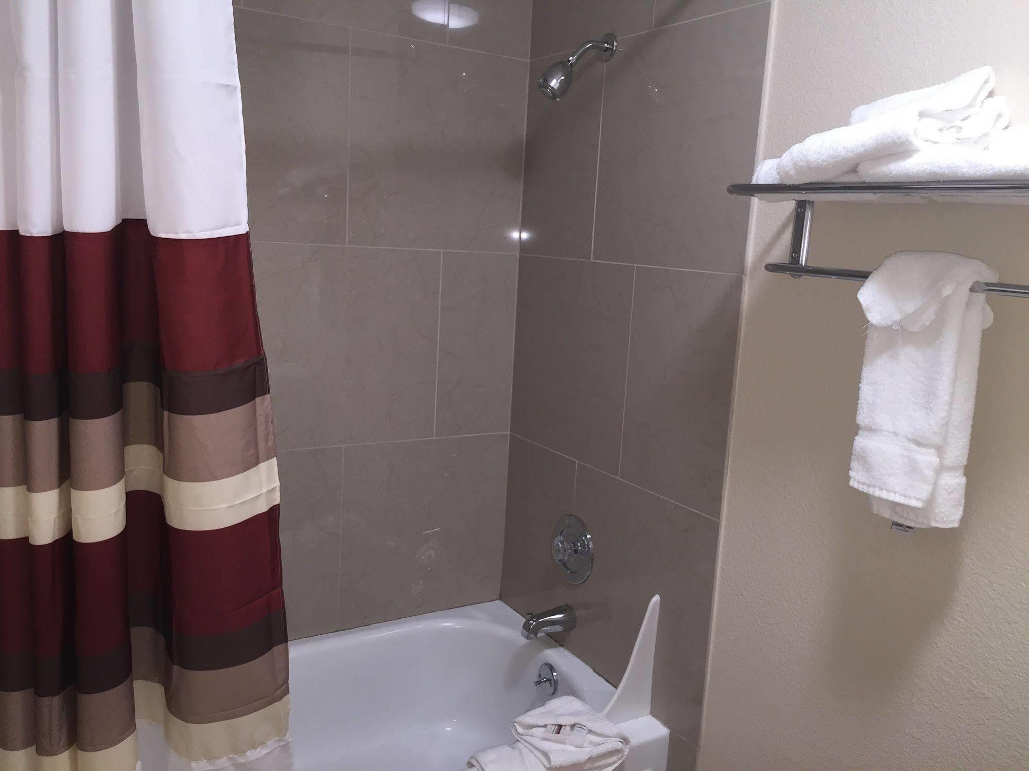 Red Roof Inn Portland Bagian luar foto
